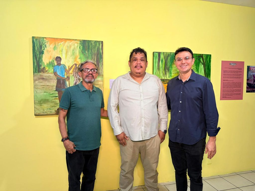 Artista indígena Yúpury durante a exposição Yúpury: Infância Tukano na Galeria do Largo.