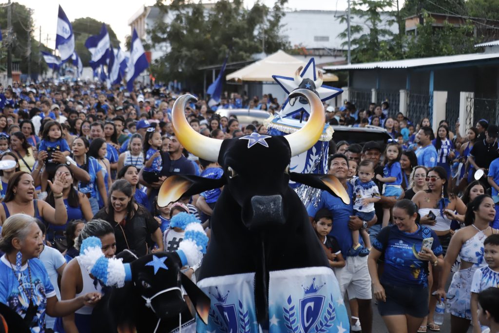 Crianças participam do Boizinho de Rua do Boi Caprichoso em Parintins