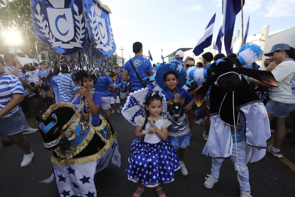 Crianças participam do Boizinho de Rua do Boi Caprichoso em Parintins