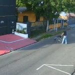 VÍDEO: ‘Cadeirante’ se levanta, caminha e urina em muro de residência em Manaus