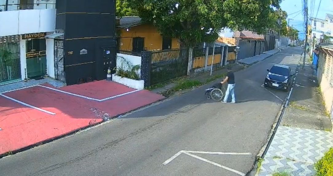 VÍDEO: ‘Cadeirante’ se levanta, caminha e urina em muro de residência em Manaus