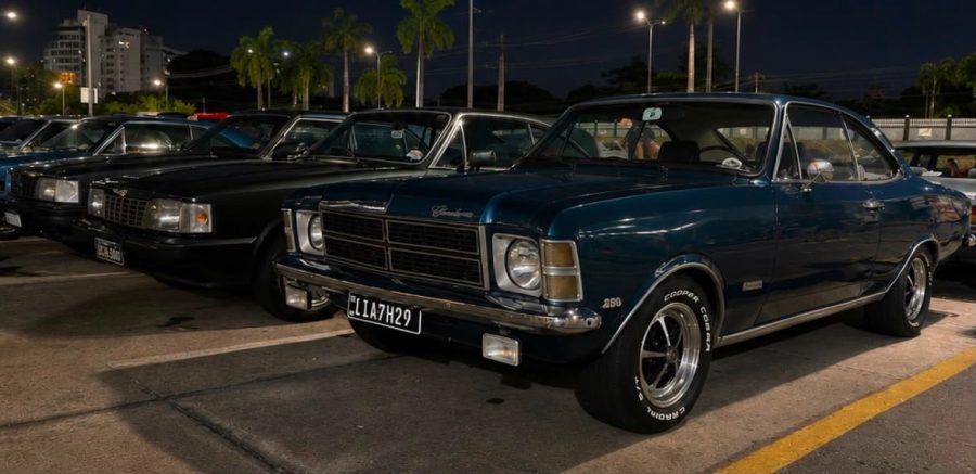 Encontro de carros antigos reúne clássicos em Shopping de Manaus