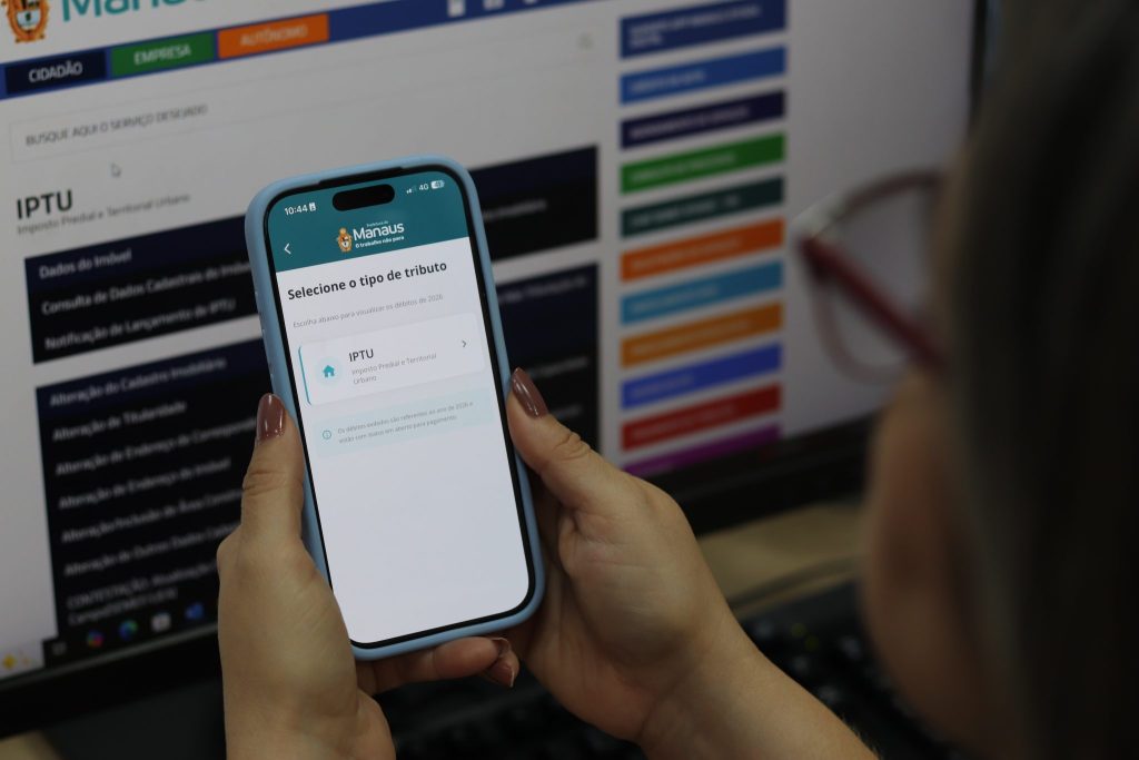 Contribuinte com celular, acessando o Manaus Atende Digital