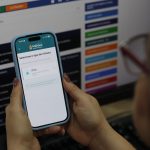 Contribuinte com celular, acessando o Manaus Atende Digital