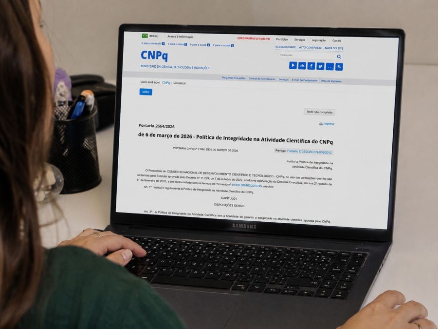 Novas regras exigem transparência no uso de IA em pesquisas