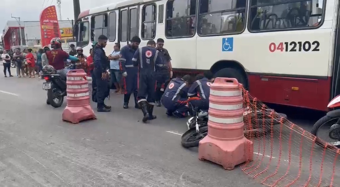 VÍDEO: Motociclista morre após ser atropelada por ônibus na Cosme Ferreira, em Manaus