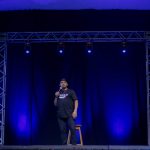 Humorista Willian de Oliveira leva show ‘Eu Era Assim!’ à Arena Amadeu Teixeira