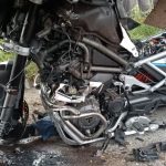 Médico morre após ser fechado por carro e atingir carreta na AM-010