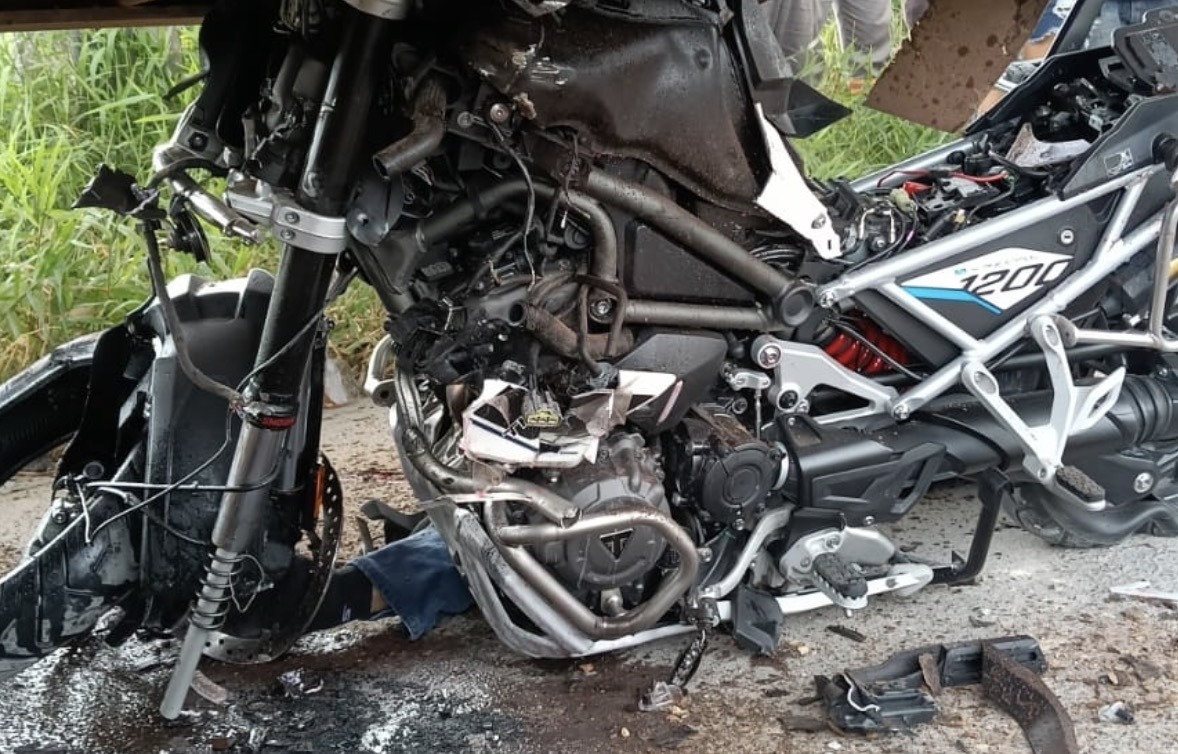 Médico morre após ser fechado por carro e atingir carreta na AM-010 Médico morre após ser fechado por carro e atingir carreta na AM-010