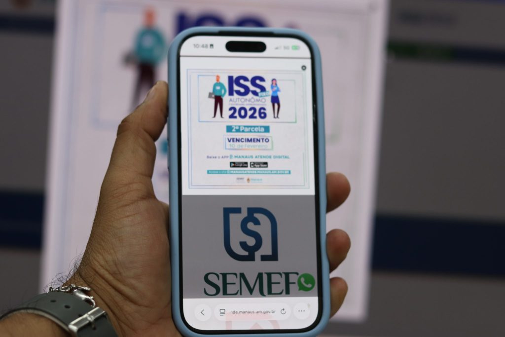 Mão segura celular em página do Manaus Atende Digital que garante desconto de 2% para pagamento do ISS Fixo