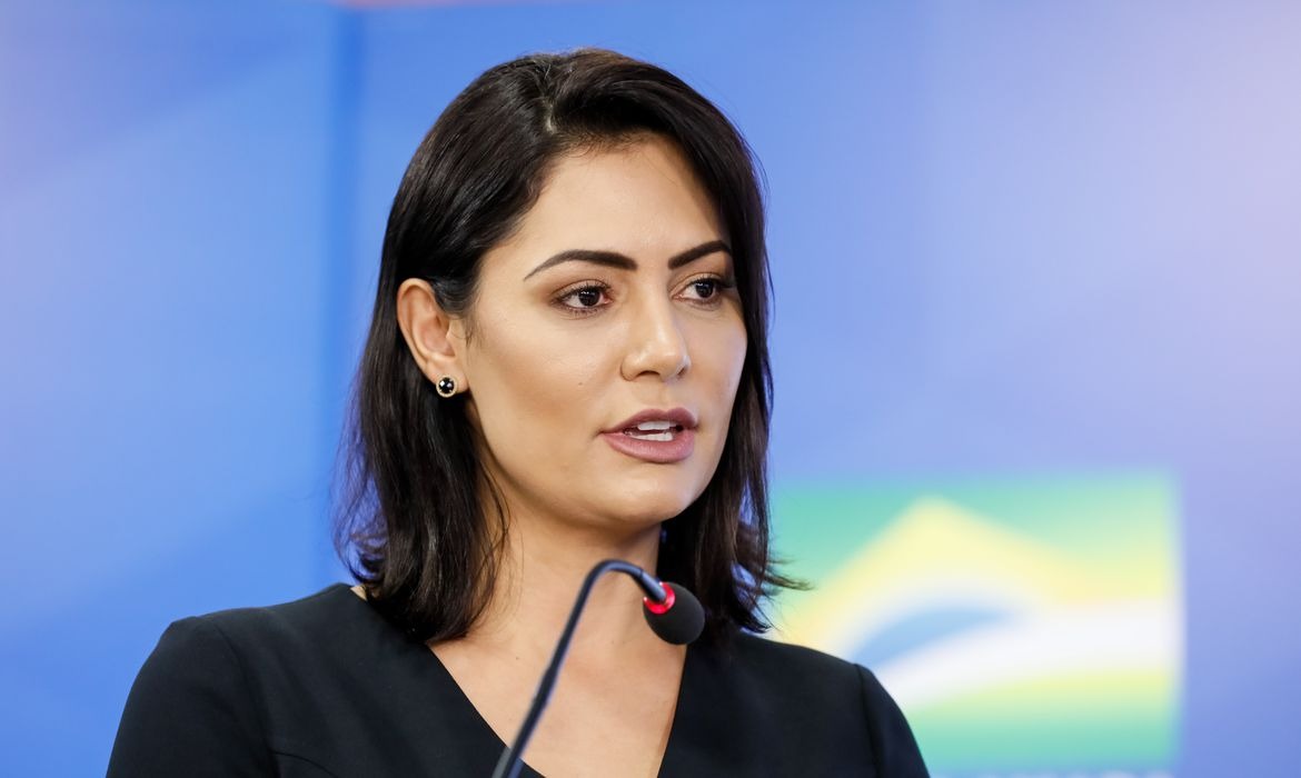 Michelle Bolsonaro deixa presidência do PL Mulher após crise com Flávio