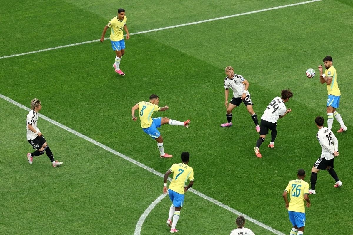 VÍDEO: Paquetá leva bolada e viraliza em Brasil x Japão na Copa do Mundo