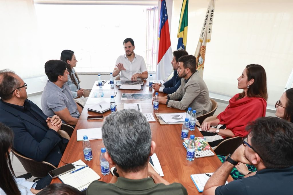 Prefeito Renato Junior durante reunião com representantes da Energisa para discutir melhorias nos serviços em Manaus.