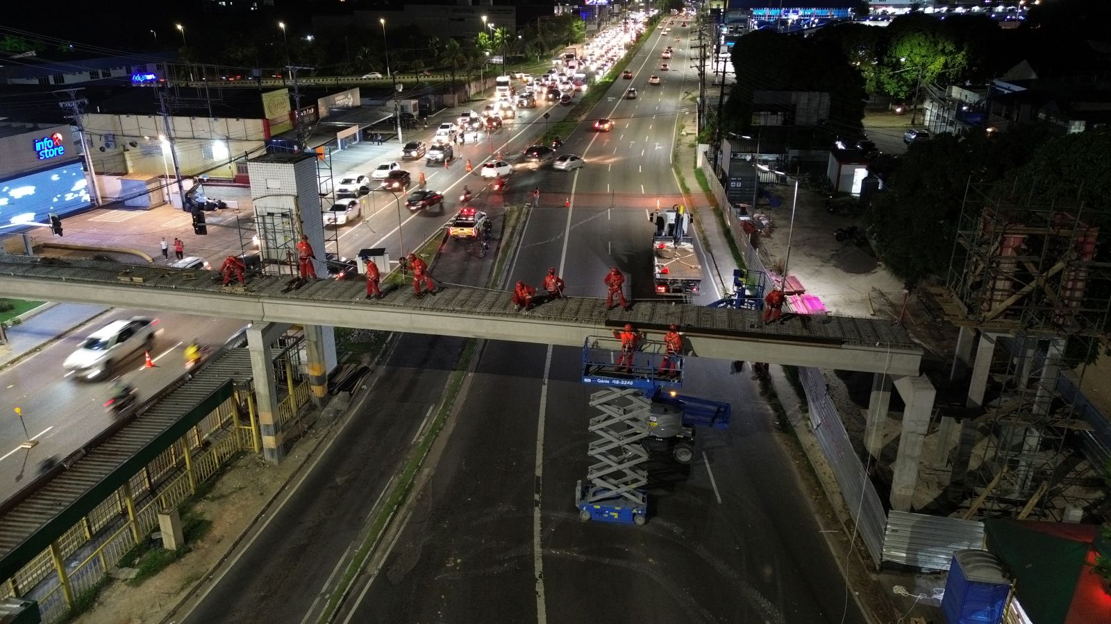 Obra da passarela da Torquato Tapajós altera trânsito e linhas de ônibus em Manaus; confira