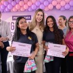 Thaisa Cidade entrega kits do Programa Dignidade Menstrual para estudantes em escola de Manaus.