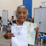 Maria Vanderlina Jacinto, de 101 anos, atualizou documentos e iniciou a emissão da nova Carteira de Identidade Nacional durante o mutirão Registre-se! em Barcelos.