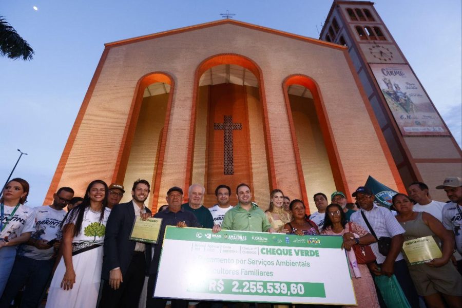 Governo do Amazonas entrega R$ 2,2 milhões a produtores em Parintins