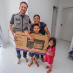 Famílias do Morar Melhor 14 recebem TV, geladeira, fogão e móveis em Manaus