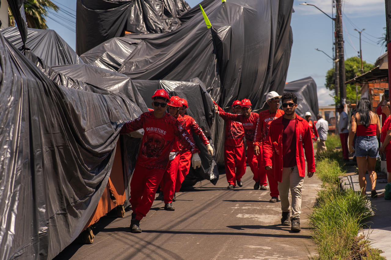 Garantido inicia translado das alegorias do projeto 2026
