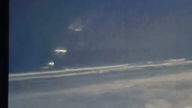 Um vídeo gravado na madrugada do último domingo (31) registrou luzes incomuns sobre o mar em Pontal do Paraná (PR). As imagens foram obtidas pela CNN Brasil e mostram objetos luminosos próximos à água, em um novo caso envolvendo supostos OVNIs no estado