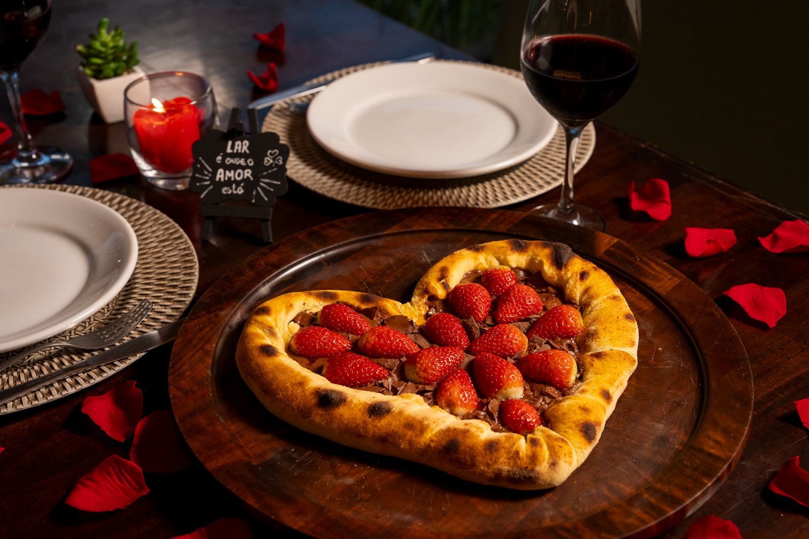Pizza em formato de coração vira tradição no Dia dos Namorados