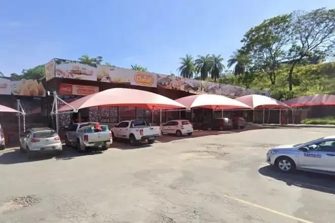 Restaurante em Ribeirão das Neves onde idosa morreu após comer camarão.