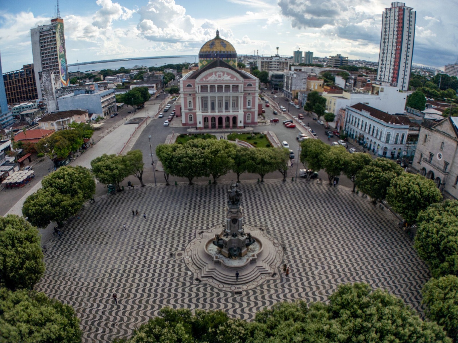 Largo de São Sebastião recebe transmissão da estreia do Brasil na Copa com shows gratuitos