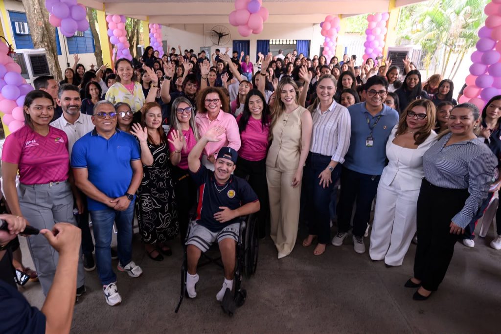 entrega da cadeira de rodas ao estudante Gabriel Assunção Paz.