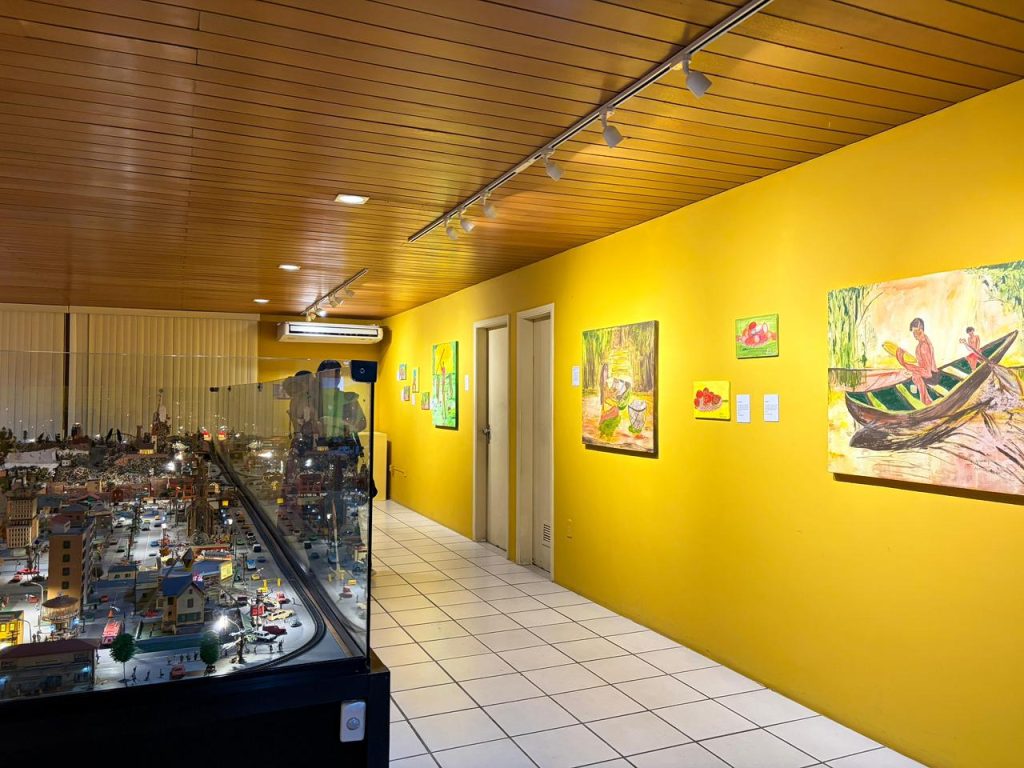 Pintura da exposição Yúpury: Infância Tukano em cartaz na Galeria do Largo, em Manaus