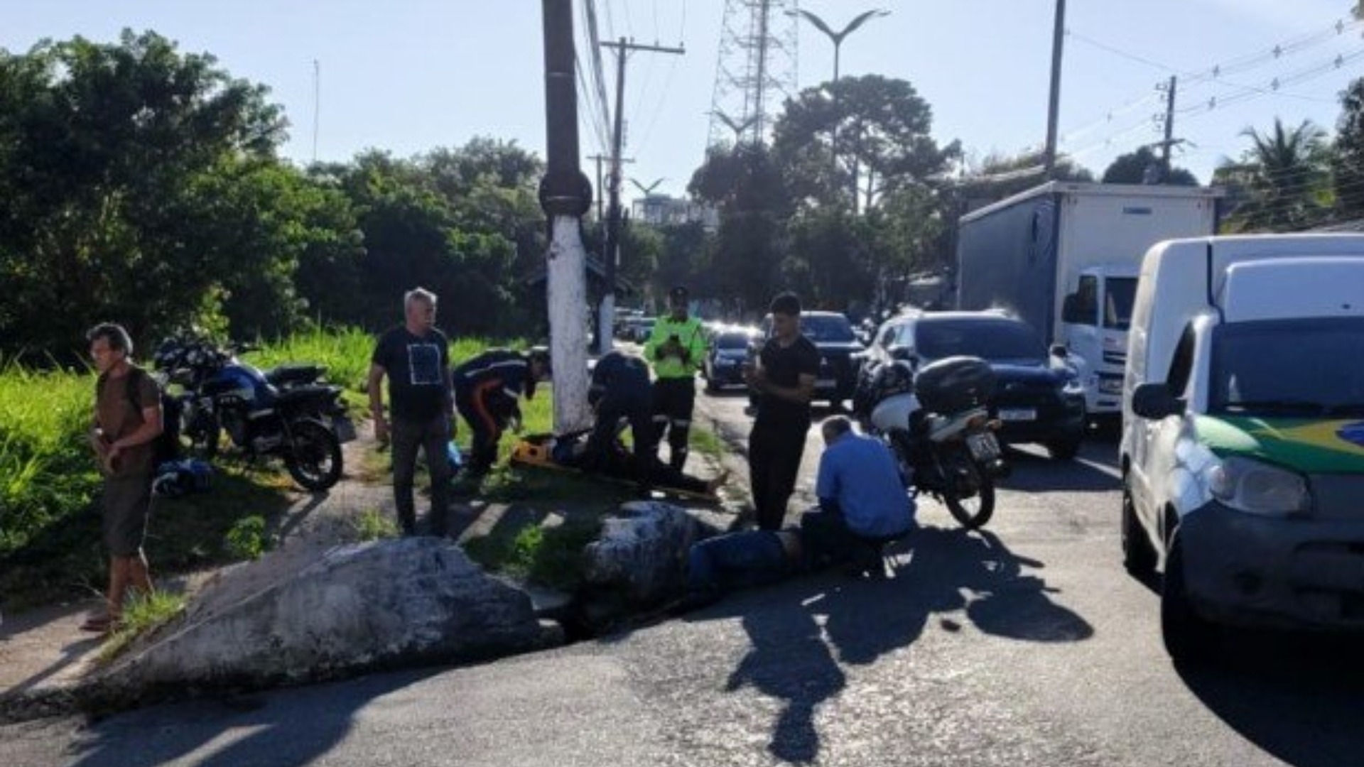 Grave acidente entre carro e motocicleta deixa dois feridos na Av. André Araújo Grave acidente entre carro e motocicleta deixa dois feridos na Av. André Araújo