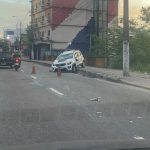 Carro capota após passar por buraco e bater em outro veículo na Djalma Batista