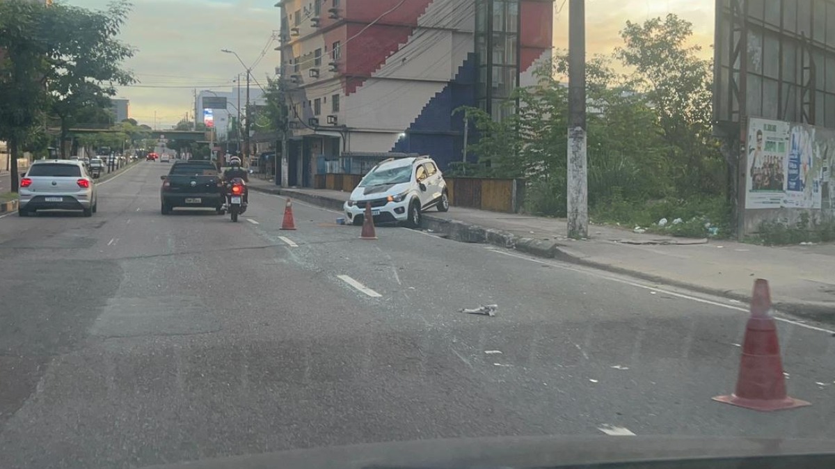 Carro capota após passar por buraco e bater em outro veículo na Djalma Batista