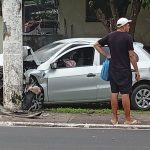 VÍDEO: Carro fica destruído após bater em poste na Avenida São Jorge, em Manaus
