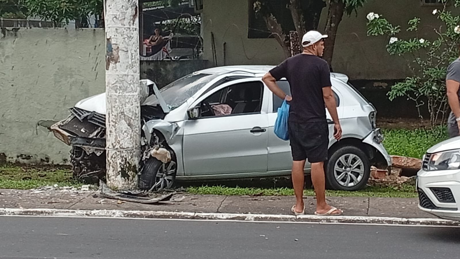 VÍDEO: Carro fica destruído após bater em poste na Avenida São Jorge, em Manaus