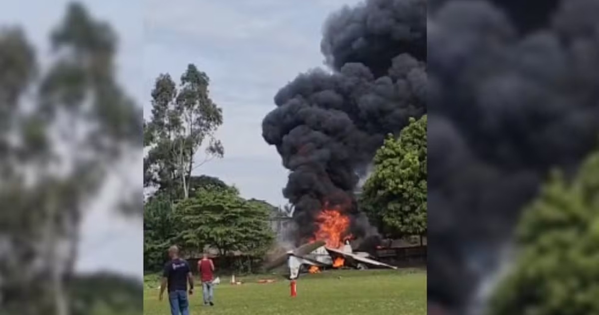 URGENTE: avião cai em campo de futebol e deixa dois mortos em Marília; VÍDEO