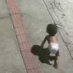 VÍDEO: Mãe é presa após bebê ser encontrada engatinhando sozinha durante a madrugada