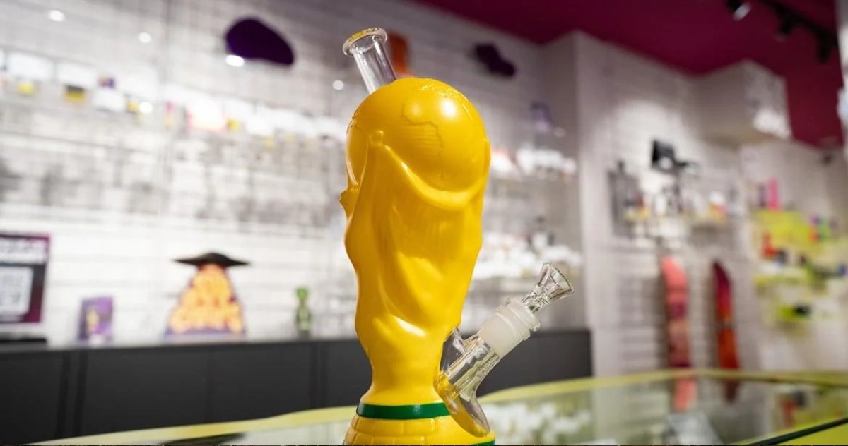 FIFA manda destruir bong usado para fumar maconha inspirado na taça da Copa