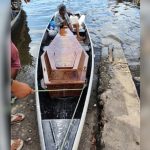 Imagem de mãe levando corpo do filho em canoa comove as redes sociais