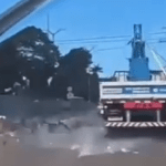 VÍDEO: Placas de vidro despencam de caminhão e quase atingem veículos em Manaus