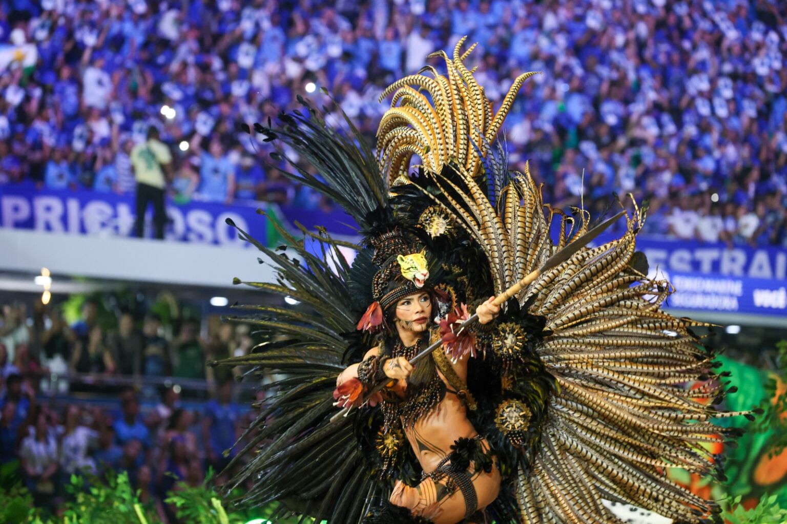 VÍDEO: Marciele Albuquerque encanta como onça na arena de Parintins