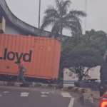 VÍDEO: Carreta fica engatada na Bola do Coroado e trava trânsito na zona Leste de Manaus
