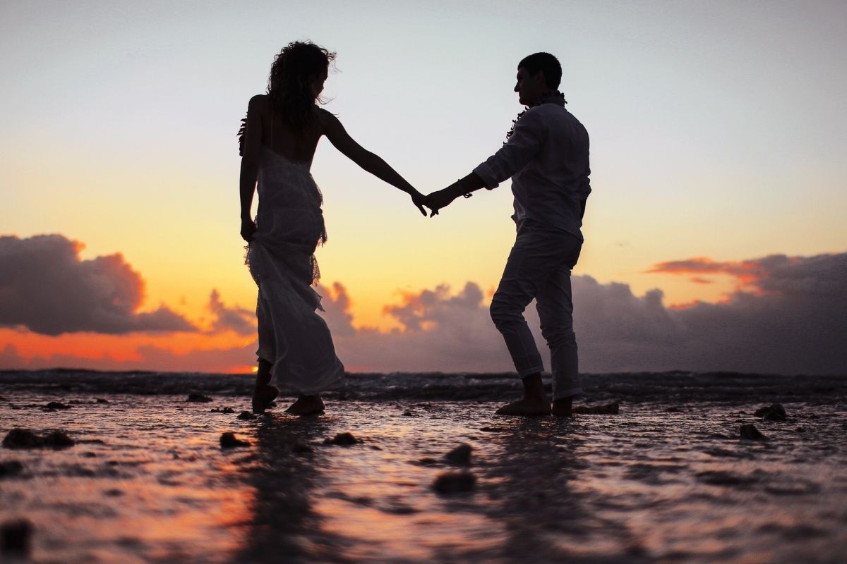 Casais felizes não fazem tudo juntos — e a ciência explica por quê