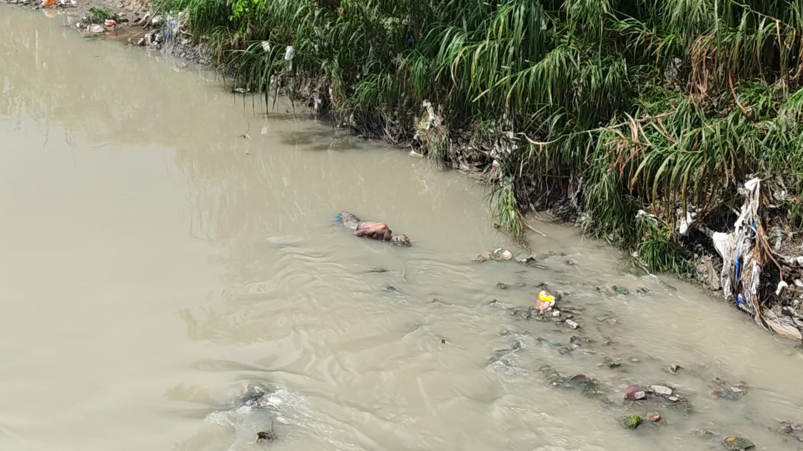 VÍDEO: Corpo de homem com mãos amarradas é encontrado em igarapé na Zona Norte de Manaus