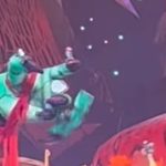 VÍDEO: Alegoria do Garantido quebra durante apresentação no Festival de Parintins