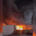 VÍDEO: Incêndio de grandes proporções destrói casa em condomínio de Manaus
