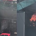 VÍDEO: Caixa de energia de academia pega fogo na avenida Djalma Batista