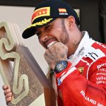 Hamilton vence pela Ferrari após estratégia ousada e encerra jejum de quase dois anos na F1