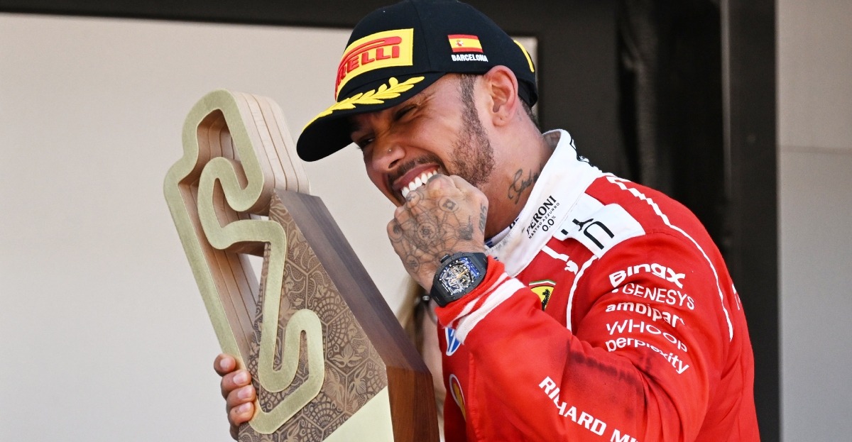 Hamilton vence pela Ferrari após estratégia ousada e encerra jejum de quase dois anos na F1