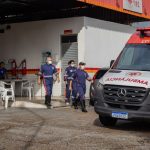Garupa de moto por aplicativo fica ferido após colisão com carreta em Manaus