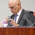 Moraes cobra explicações de Bolsonaro após arma ser apreendida em blitz